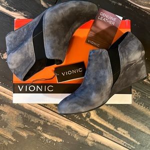 Gently used Vionic elevated Stanton bootie